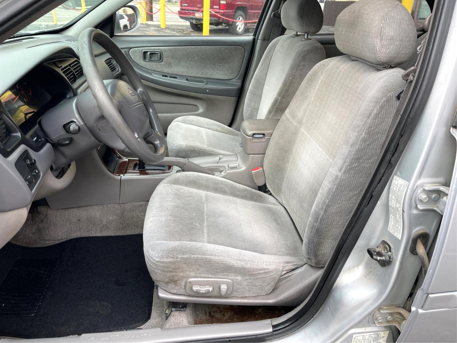 2001 Silver Sky Metallic /Gray Nissan Altima GXE (1N4DL01DX1C) with an 2.4 L 4 Cylinder engine, AUTOMATIC transmission, located at 801 South State Street, Salt Lake City, UT, 84111, (801) 328-0098, 40.751953, -111.888206 - Features:AM/FM Stereo, Air Conditioning, Automatic Transmission, CD Audio, Cloth Seats, Cruise Control, Limited Edition, Power Locks, Power Mirrors, Power Seat(s), Power Windows, Rear Defroster "Immerse yourself in a delightful driving experience with this 2001 Nissan Altima. Adds reliability and - Photo #8