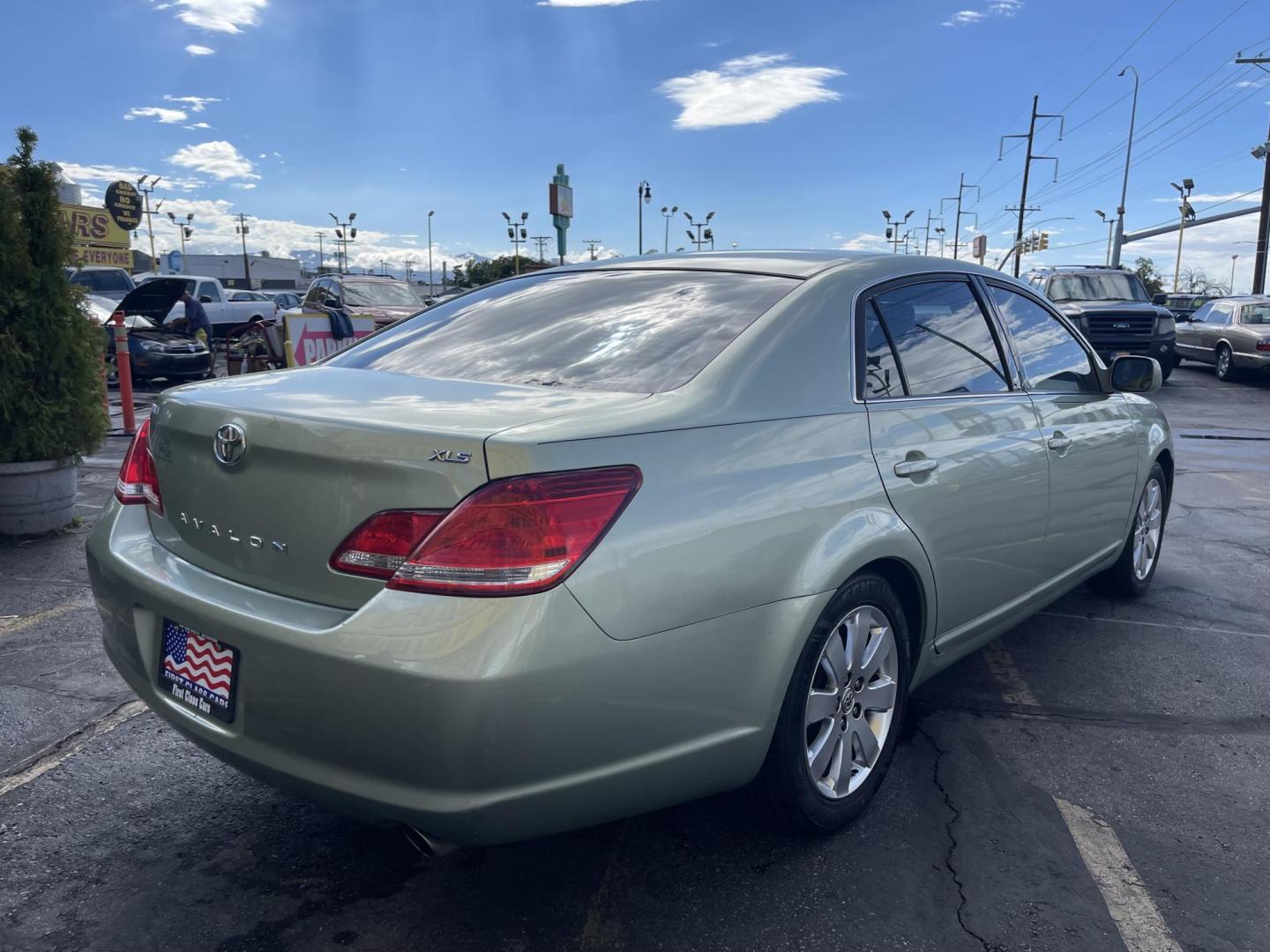 2007 /Tan Toyota Avalon Limited (4T1BK36B27U) with an 3.5L V6 DOHC 24V engine, 5-Speed Automatic Overdrive transmission, located at 801 South State Street, Salt Lake City, UT, 84111, (801) 328-0098, 40.751953, -111.888206 - Extra clean great condition! Clean title! No salt, no rust. It is from a dry climate area. Clean Carfax only 2 owners! A must see! Features: Alloy Wheels, Leather Seats, Sunroof(s), ABS Brakes, CD Audio, Power Locks, Rear Defroster, AM/FM Stereo, Cassette Player, Power Mirrors, Side Airbags, Air Co - Photo#5