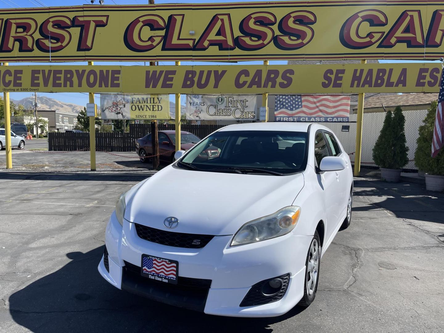 2009 Galaxy White /Black Toyota Matrix S 5-Speed AT (2T1KE40E69C) with an 2.4L L4 engine, Automatic with Overdrive transmission, located at 801 South State Street, Salt Lake City, UT, 84111, (801) 328-0098, 40.751953, -111.888206 - Clean title! No reported accidents on the Carfax vehicle history report! Great gas saver! 26 mpg city and 32 mpg highway!!! Great commuter must see!!! Features: Cloth Seats, ABS Brakes, Auxiliary Audio Input, Power Locks, Side Airbags, AM/FM Stereo, CD Audio, Power Mirrors, Air Conditioning, Cruise - Photo#1