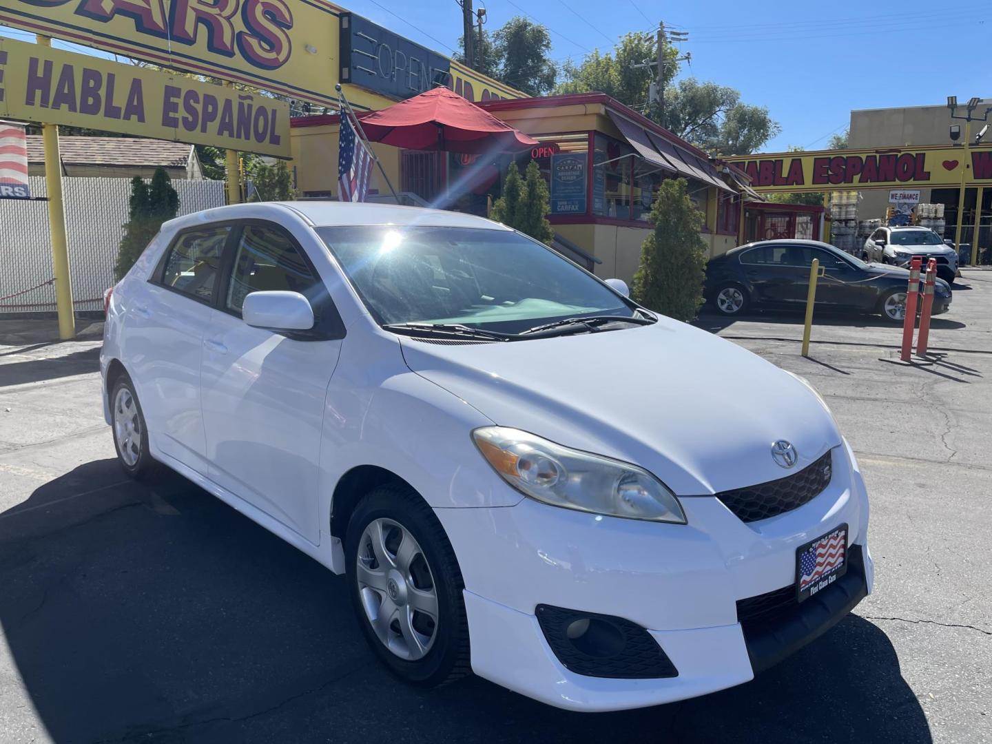 2009 Galaxy White /Black Toyota Matrix S 5-Speed AT (2T1KE40E69C) with an 2.4L L4 engine, Automatic with Overdrive transmission, located at 801 South State Street, Salt Lake City, UT, 84111, (801) 328-0098, 40.751953, -111.888206 - Clean title! No reported accidents on the Carfax vehicle history report! Great gas saver! 26 mpg city and 32 mpg highway!!! Great commuter must see!!! Features: Cloth Seats, ABS Brakes, Auxiliary Audio Input, Power Locks, Side Airbags, AM/FM Stereo, CD Audio, Power Mirrors, Air Conditioning, Cruise - Photo#3